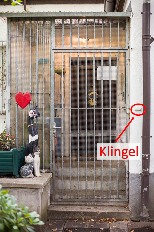 Die Klingel rechts neben der Katzenschleuse