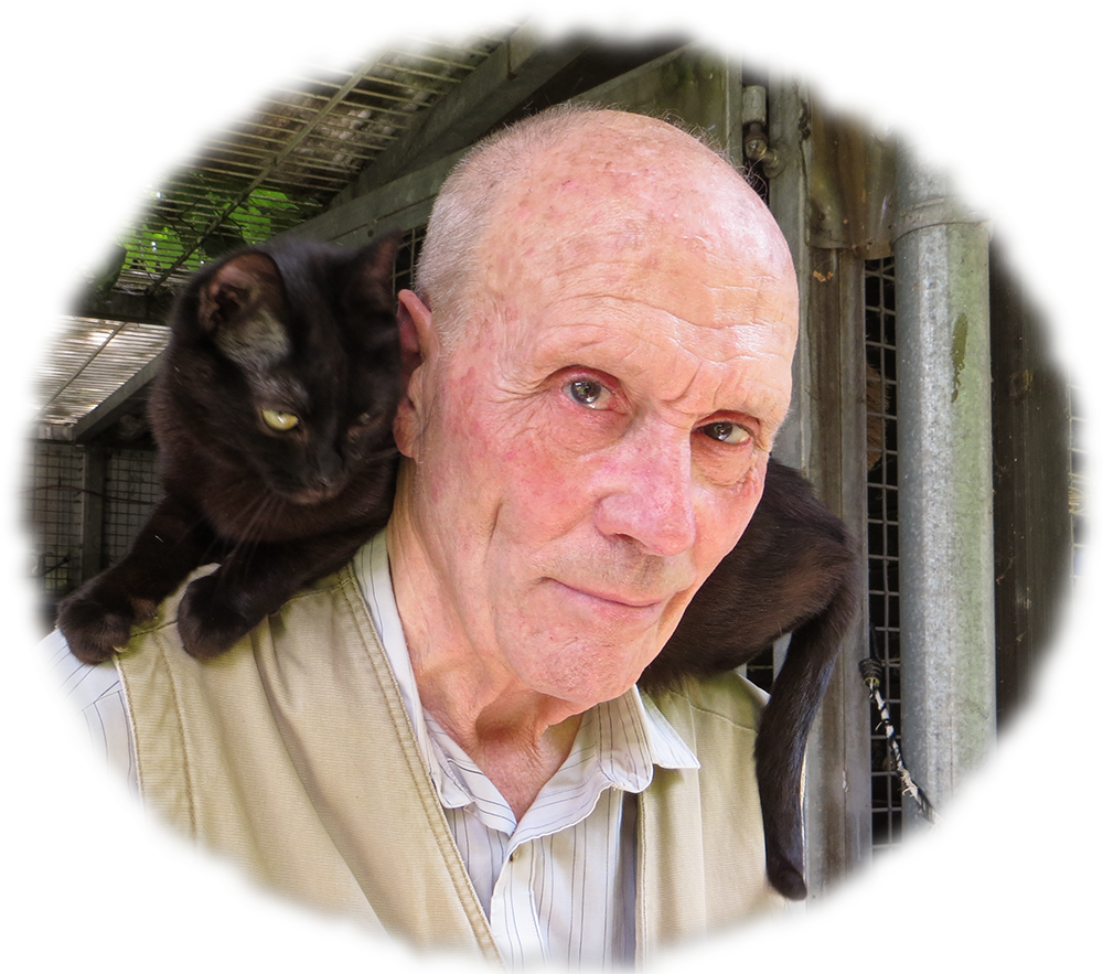 Porträt von Dr. Hermann Süsskoch mit schwarzer Katze auf der Schulter